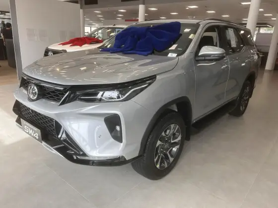 TOYOTA HILUX SW4 2.8 D-4D TURBO DIESEL SRX PLATINUM 7L 4X4 AUTOMÁTICO