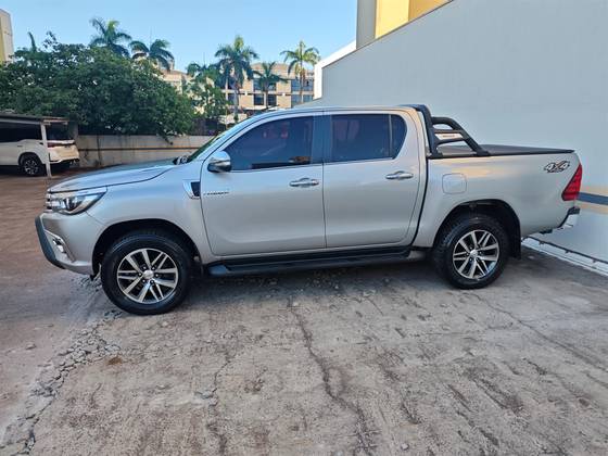 TOYOTA HILUX 2.8 SRX 4X4 CD 16V DIESEL 4P AUTOMÁTICO