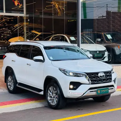 TOYOTA HILUX SW4 2.8 D-4D TURBO DIESEL SRX 4X4 AUTOMÁTICO