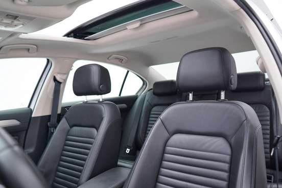VOLKSWAGEN-PASSAT-2018