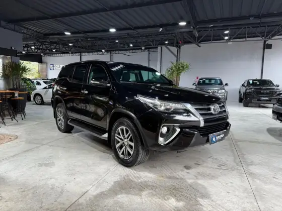 TOYOTA HILUX SW4 2.8 SRX 4X4 7 LUGARES 16V TURBO INTERCOOLER DIESEL 4P AUTOMÁTICO