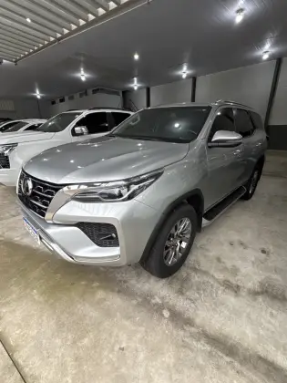 TOYOTA HILUX SW4 2.8 D-4D TURBO DIESEL SRX 7L 4X4 AUTOMÁTICO