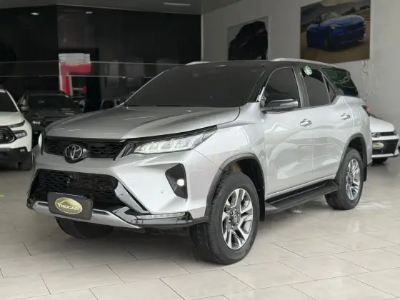 TOYOTA HILUX SW4 2.8 D-4D TURBO DIESEL DIAMOND 7L 4X4 AUTOMÁTICO