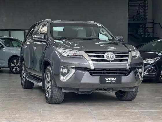 TOYOTA HILUX SW4 2.8 SRX 4X4 7 LUGARES 16V TURBO INTERCOOLER DIESEL 4P AUTOMÁTICO