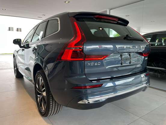 VOLVO-XC60-2025