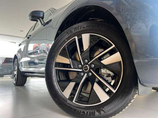 VOLVO-XC60-2025