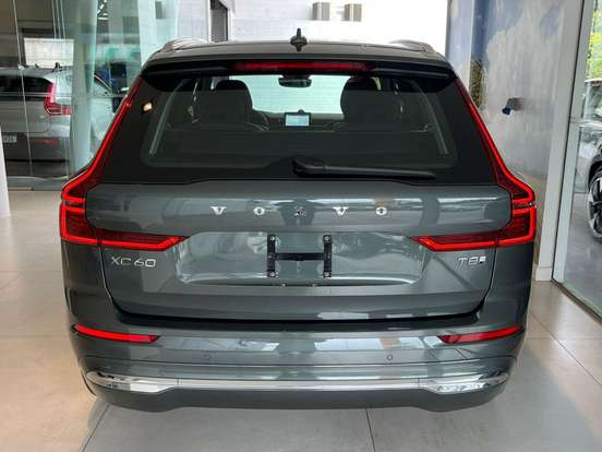 VOLVO-XC60-2025