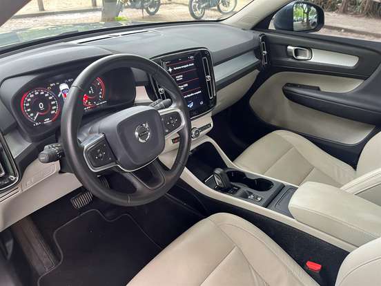 VOLVO-XC40-2019