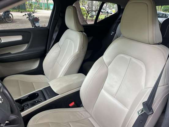 VOLVO-XC40-2019