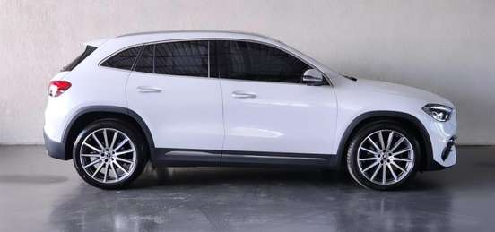MERCEDES-BENZ-GLA 200-2021
