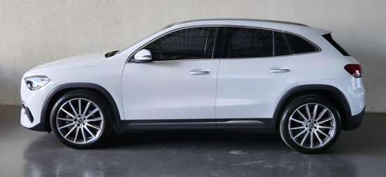 MERCEDES-BENZ-GLA 200-2021