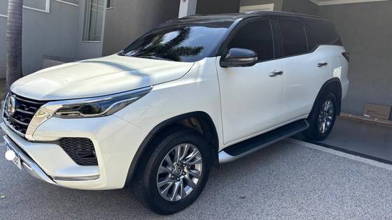 TOYOTA HILUX SW4 2.8 D-4D TURBO DIESEL SRX 7L 4X4 AUTOMÁTICO