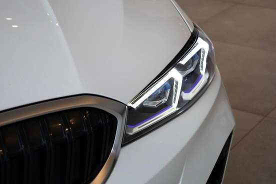 BMW-320i-2022