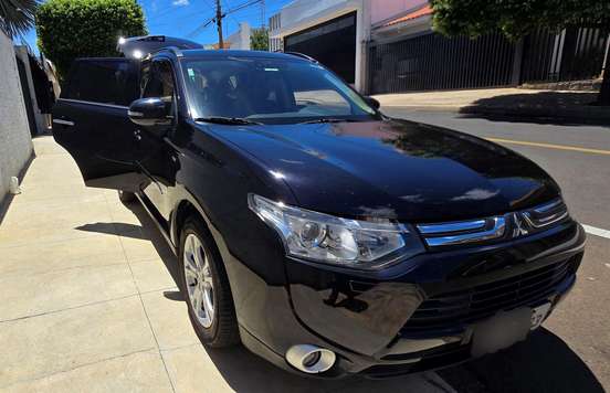 MITSUBISHI-OUTLANDER-2013