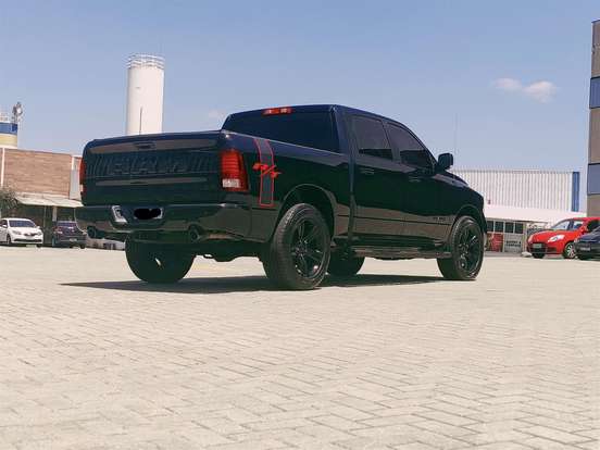 RAM-1500-5.7 V8 GASOLINA LIMITED CD 4X4 AUTOMÁTICO RAM-1500-2023
