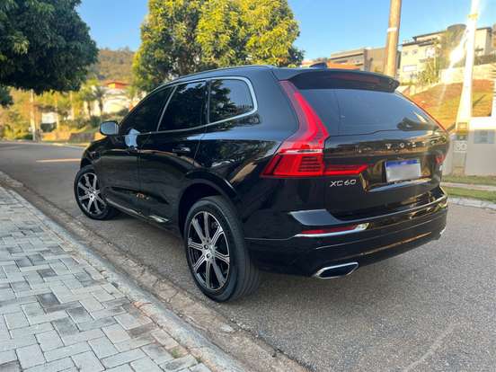 VOLVO-XC60-2021