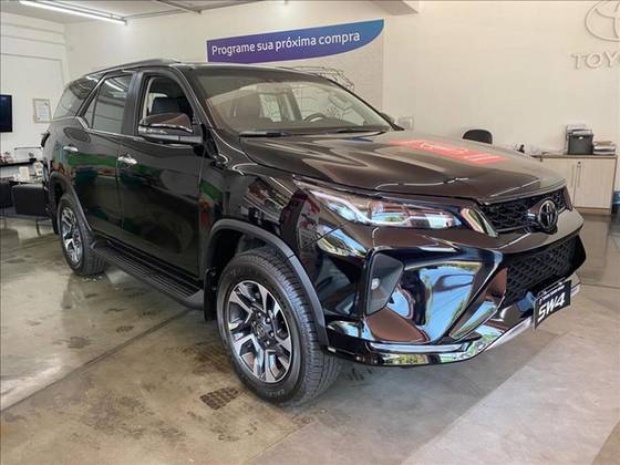TOYOTA HILUX SW4 2.8 D-4D TURBO DIESEL SRX PLATINUM 7L 4X4 AUTOMÁTICO