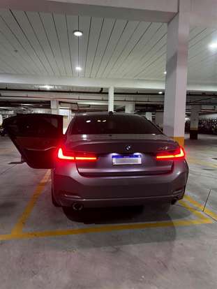 BMW-320i-2023