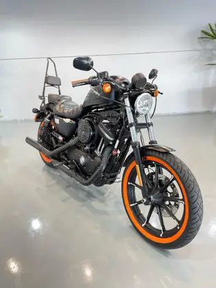 HARLEY-DAVIDSON SPORTSTER IRON 883 