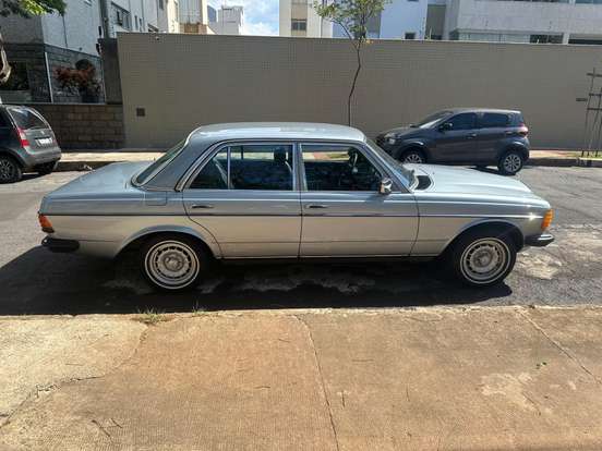 MERCEDES-BENZ-250-1977