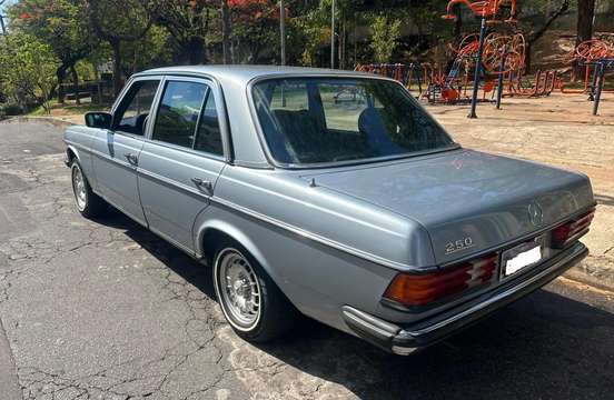 MERCEDES-BENZ-250-1977