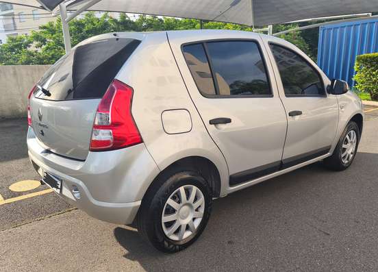 RENAULT-SANDERO-2011