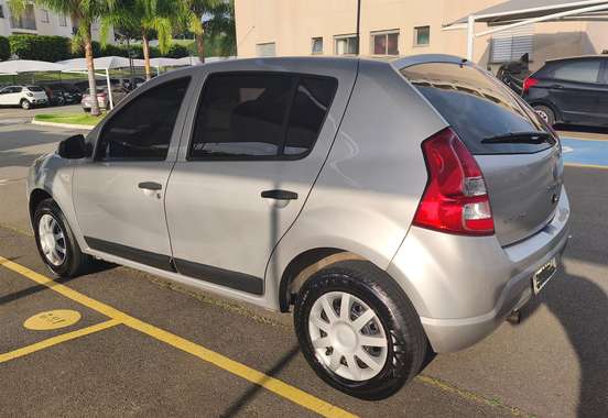 RENAULT-SANDERO-2011
