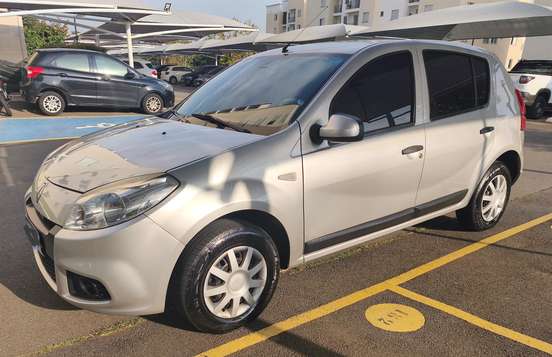 RENAULT-SANDERO-2011