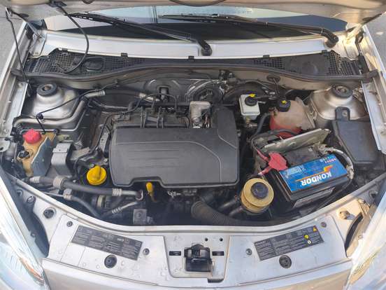 RENAULT-SANDERO-2011