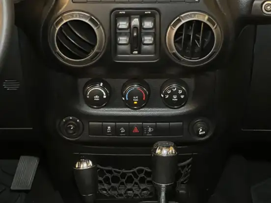 JEEP-WRANGLER-3.6 UNLIMITED SPORT 4X4 V6 GASOLINA 4P AUTOMÁTICO JEEP-WRANGLER-2011