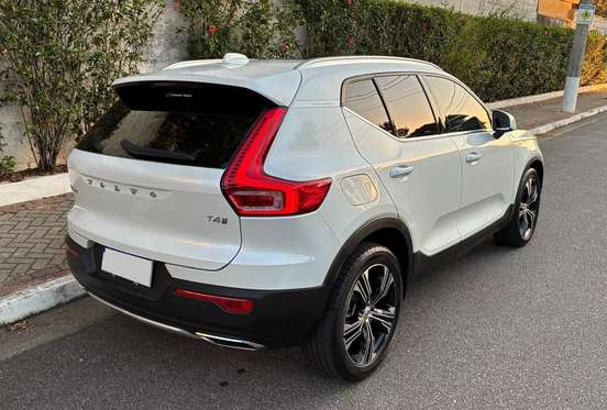 VOLVO-XC40-2020