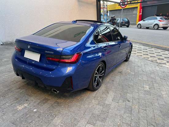 BMW-320i-2023