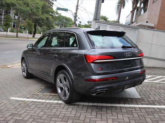AUDI-Q7-2024