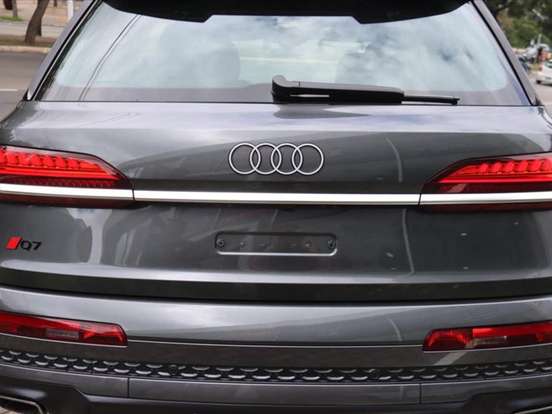 AUDI-Q7-2024
