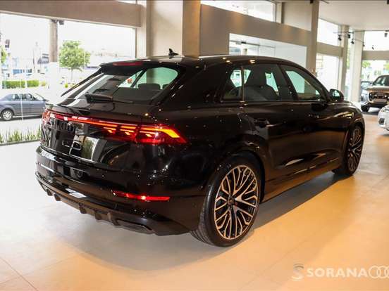 AUDI-Q8-2024