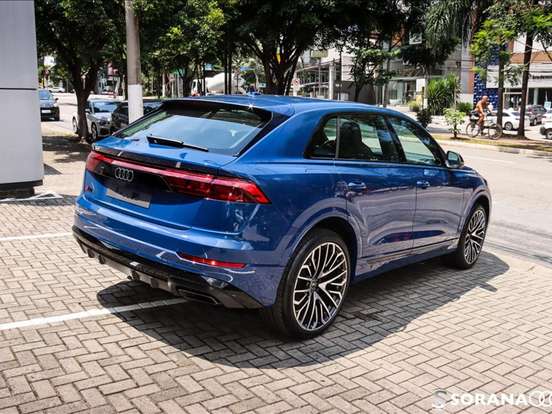 AUDI-Q8-2024