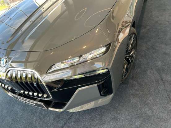 BMW-i7-2023