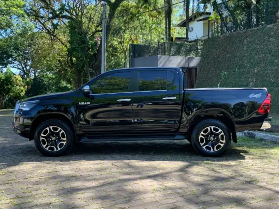 TOYOTA HILUX 2.8 D-4D TURBO DIESEL CD SRX LIMITED 4X4 AUTOMÁTICO
