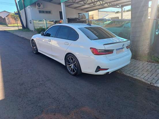 BMW-320i-2021