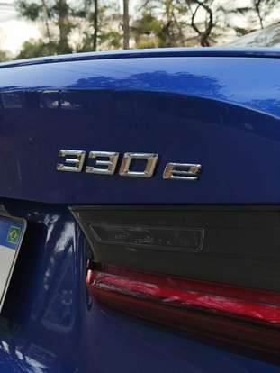 BMW-330e-2022