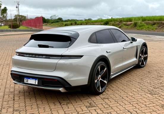PORSCHE-TAYCAN-2023