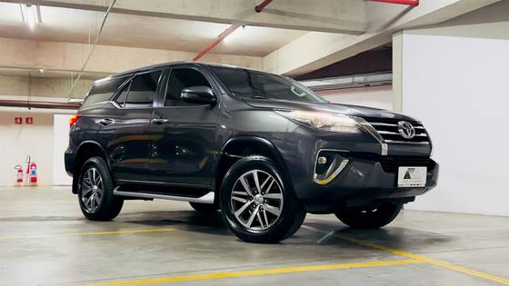 TOYOTA HILUX SW4 2.8 SRX 4X4 7 LUGARES 16V TURBO INTERCOOLER DIESEL 4P AUTOMÁTICO