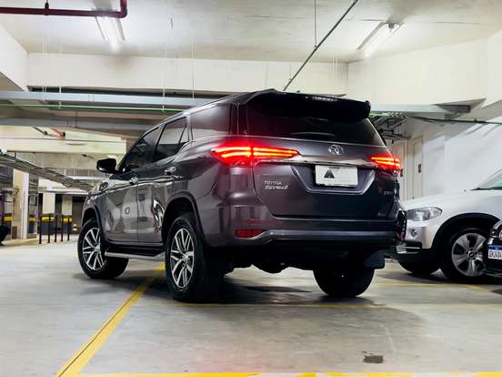 TOYOTA-HILUX SW4-2.8 SRX 4X4 7 LUGARES 16V TURBO INTERCOOLER DIESEL 4P AUTOMÁTICO TOYOTA-HILUX SW4-2018