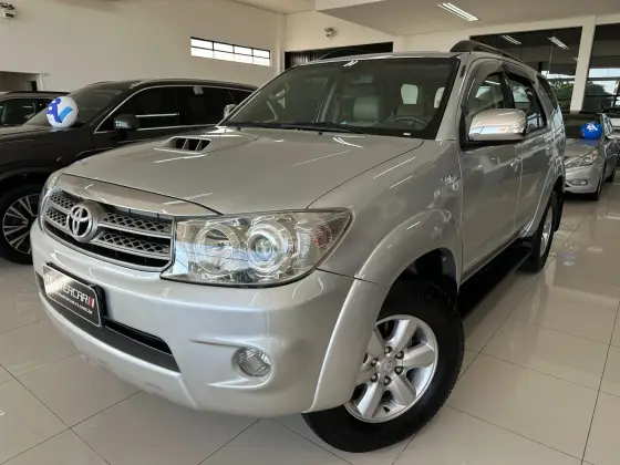 TOYOTA HILUX SW4 3.0 SRV 4X4 7 LUGARES 16V TURBO INTERCOOLER DIESEL 4P AUTOMÁTICO