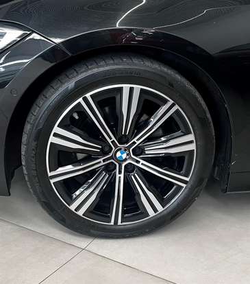 BMW-320i-2021