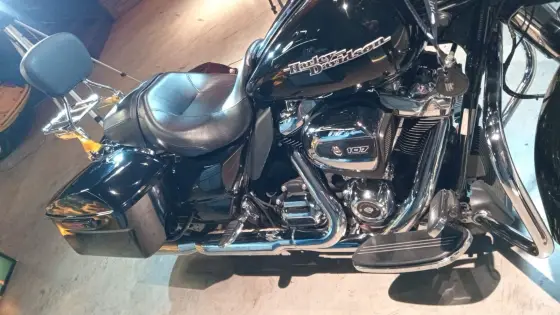 HARLEY-DAVIDSON STREET GLIDE SPECIAL 