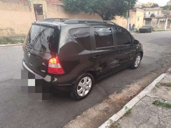 NISSAN-LIVINA-2011