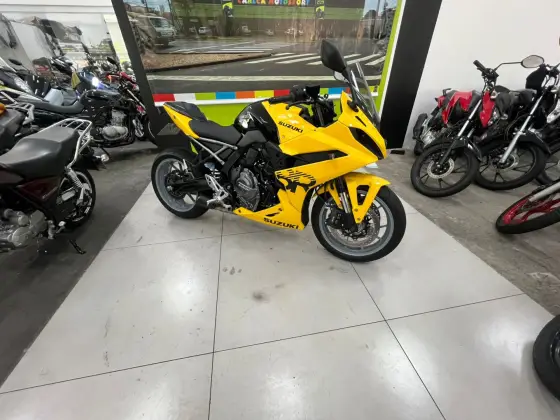 SUZUKI GSX-8R 