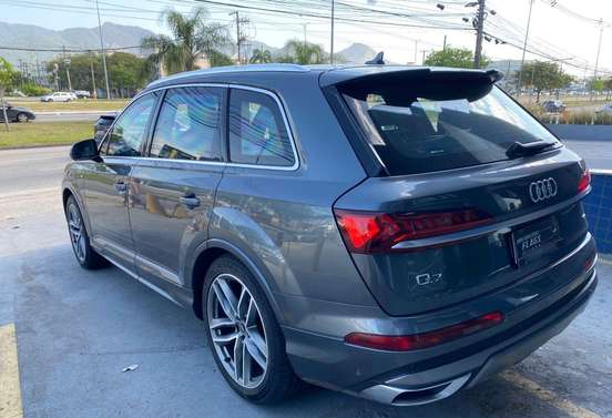AUDI-Q7-2021