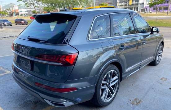 AUDI-Q7-2021